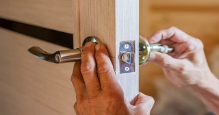 Установка и замена дверной ручки в Кирове-Чепецке от 294 руб. – Мастер24, монтаж фурнитуры, недорого
